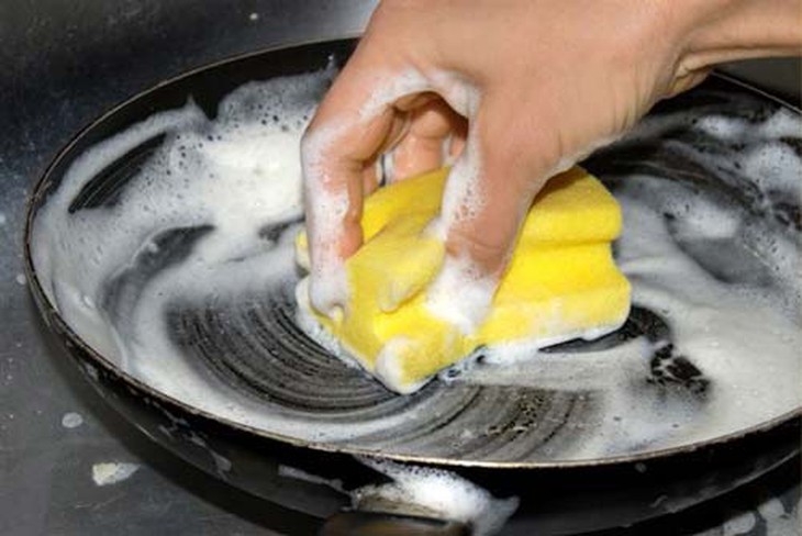 Dùng khăn mềm để lau rửa sẽ giúp bảo về lớp chống dính.