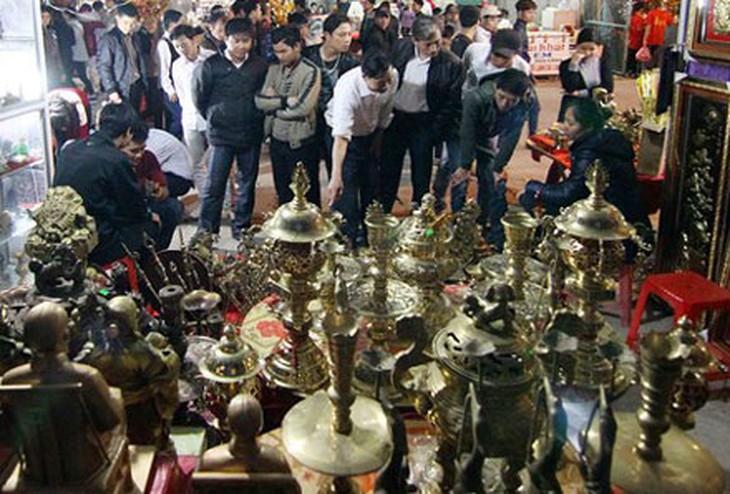 Hàng nghìn du khách đổ về phiên chợ bán rủi cầu may.