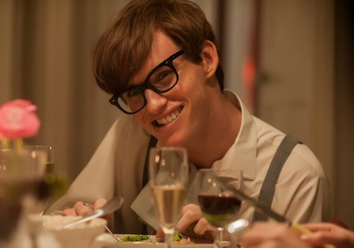 Eddie Redmayne với tạo hình nhân vật Stephen Hawking trong phim The Theory of Everything.