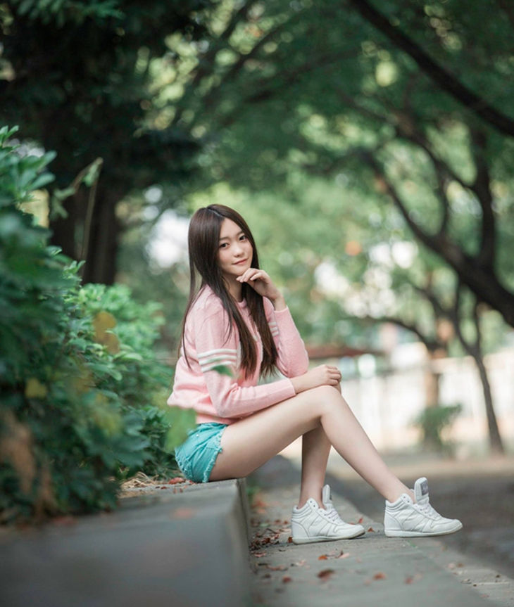 Thiếu nữ xinh đẹp được cộng đồng mạng châu Á mến mộ bởi gương mặt tự nhiên cuốn hút,   thân hình chuẩn, đặc biệt là cặp chân dài thon thả, nuột nà.