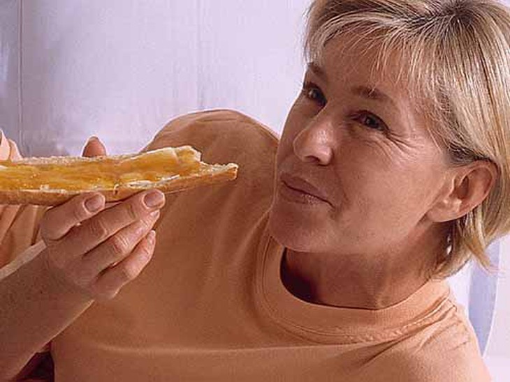 Dùng thức ăn nhiều carbohydrate có thể ảnh hưởng đến sức khỏe tâm thần của phụ nữ cao tuổi Ảnh: The Telegraph