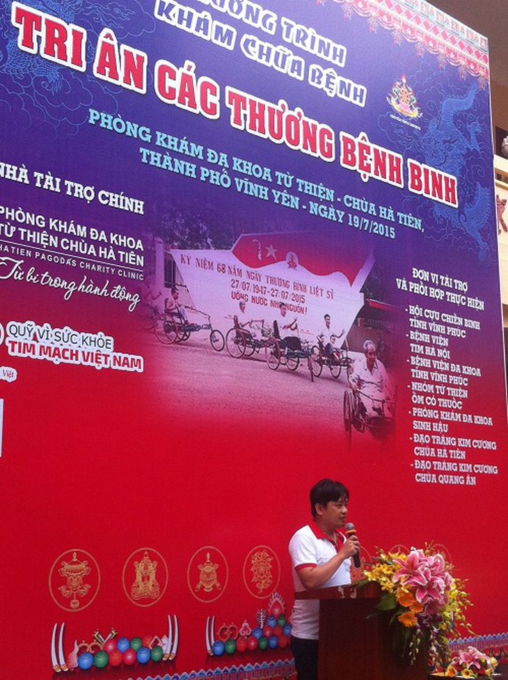 TS.BS.Phạm Như Hùng phát biểu tại buổi khám chữa bệnh cho thương bệnh binh.