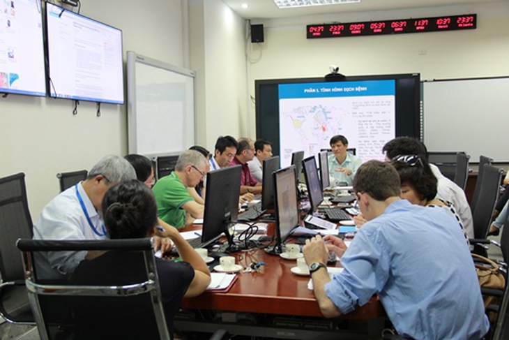 Thứ trưởng Bộ Y tế Nguyễn Thanh Long chủ trì cuộc họp khẩn cấp Văn phòng EOC nhằm đáp ứng dịch bệnh MERS-CoV xâm nhập vào Việt Nam, sáng 3/6/2015.