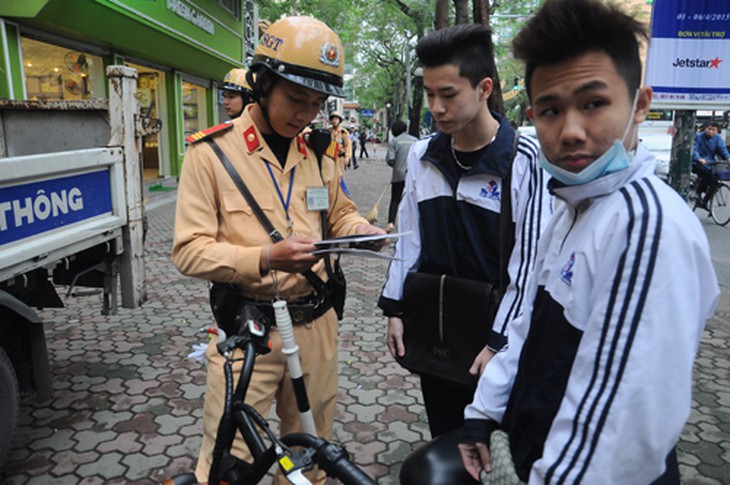 Hai em học sinh trường Đinh Tiên Hoàng quên mũ bảo hiểm