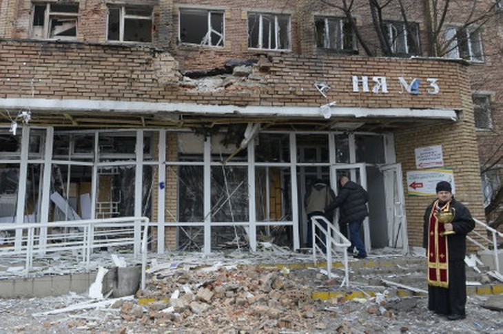 Một bệnh viên tại Donetsk bị trúng đạn pháo (Ảnh: