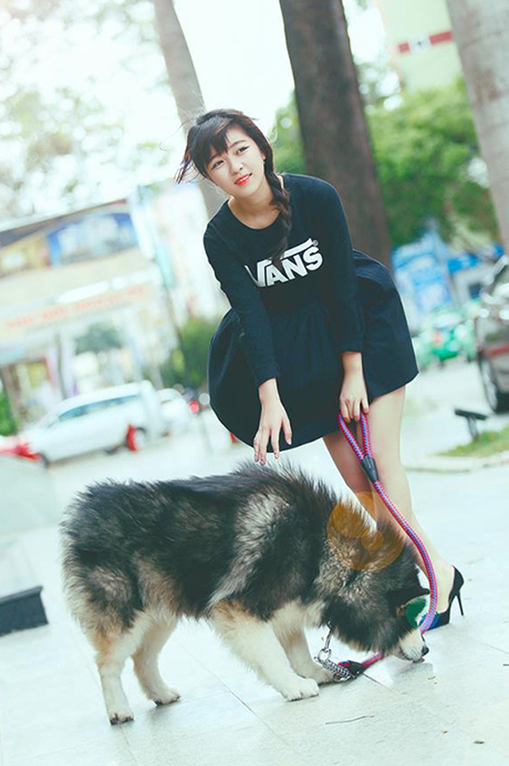  Những hình ảnh đùa nghịch của nữ sinh Đăk Lăk và chú chó Alaskan