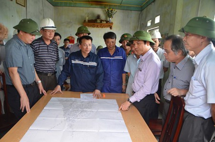 Dao “duong mau” giai cuu 2 cong nhan ket trong lo than