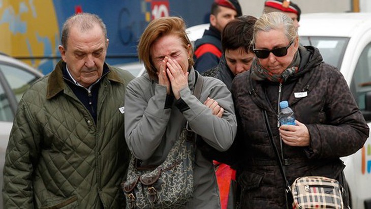 Family members of passengers feared killed in Germanwings plane crash react at Barcelonas El Prat airport March 24, 2015.(Reuters / Albert Gea )