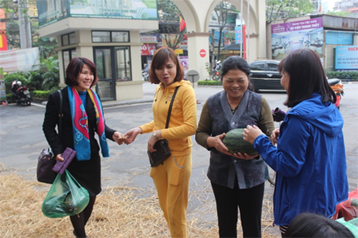 Nhiều người đặt mua qua điện thoại....