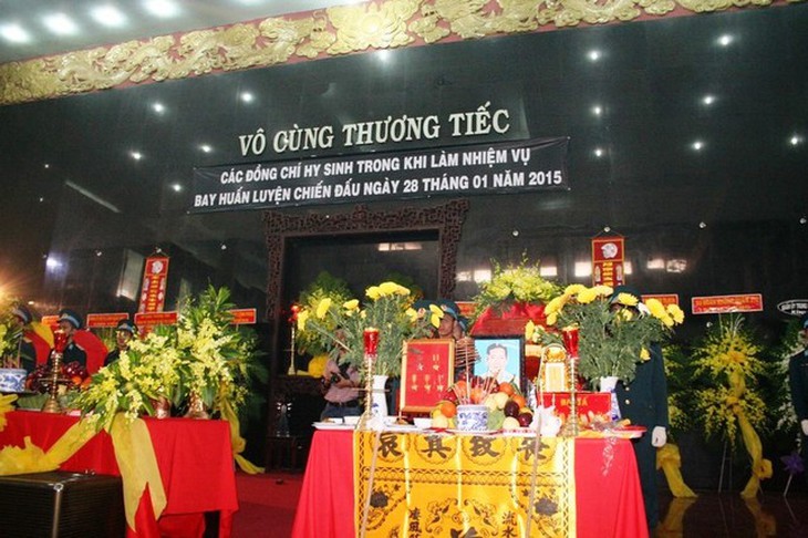 Đại tá Trần Văn Đức, sinh ngày 16/2/1961, quê quán Bắc Ninh, trú quán TP.HCM, phi công cấp 1, Chủ nhiệm bay Trung đoàn 917 thuộc Quân chủng PKKQ.