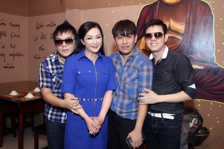 Như Quỳnh gây bất ngờ khi khoe ảnh xinh đẹp rạng rỡ ở Việt Nam