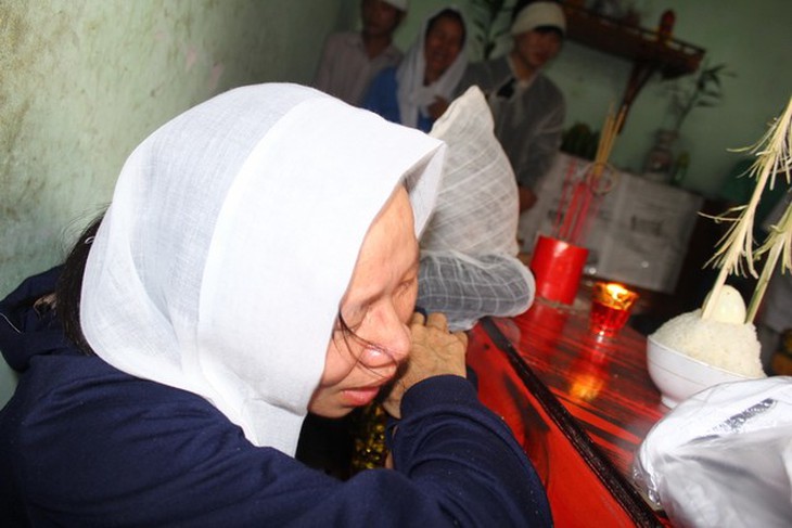 Hai em đi rồi, ai chăm lo, ai dạy bảo các con đây