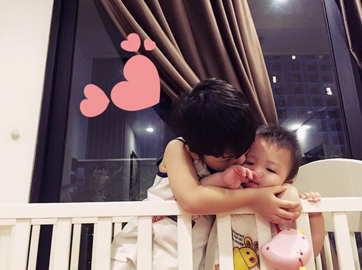 Cô bắt đầu giao cho Khải Minh nhiệm vụ trông em trai để rèn luyện cho cậu bé về trách nhiệm chăm lo những người thân. Đan Lê kể: