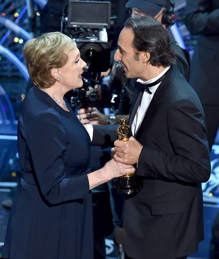 Julie Andrews trao tượng vàng cho nhà soạn nhạc người Pháp - Alexandre Desplat.