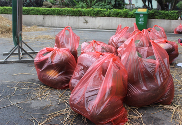 Nhiều người đặt mua qua điện thoại....