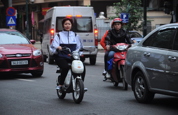 Một nữ sinh không đội mũ bảo hiểm khi tới trường trong sáng nay