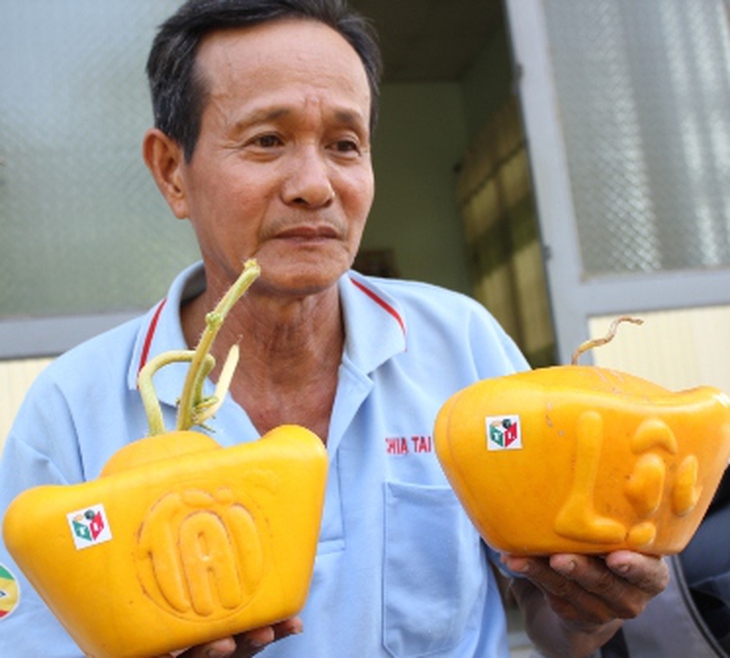 Sản phẩm dưa hấu hình vuông, thỏi vàng có khắc chữ rất đẹp trong dịp Tết
