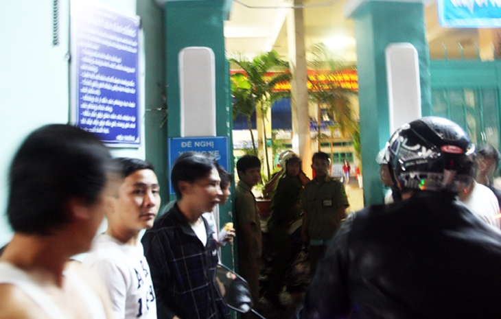 uy nhiên, đến khoảng 22h, sau khi dùng đèn pin lùng sục khắp trường và các nhà dân lân cận không thấy kẻ sát nhân, cảnh sát đã rời khỏi trường học. Hung thủ được cho là đã trốn thoát.