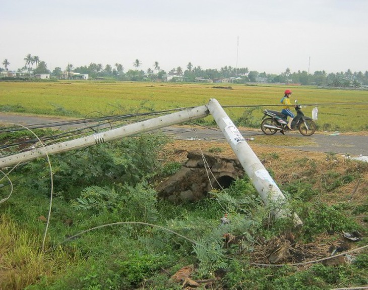 Trụ điện gãy khiến hàng chục hộ dân bị mất điện