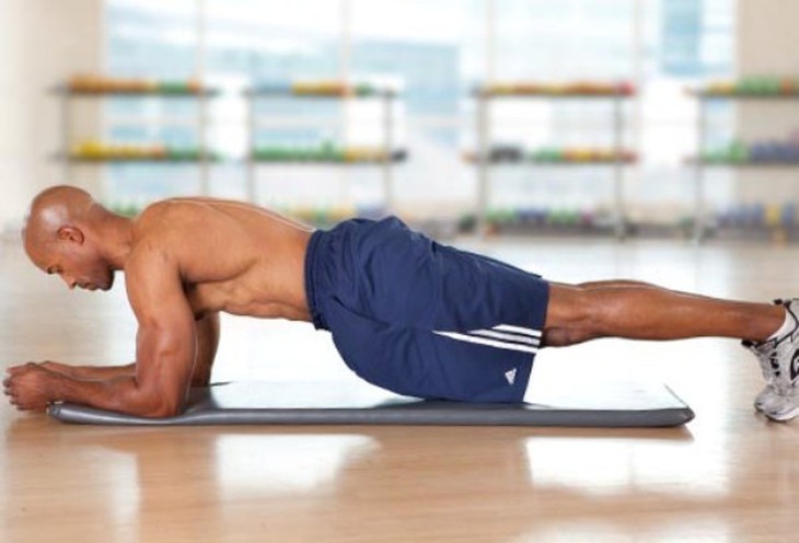 5. The extended plank: (Đo sàn mở rộng): Bước 1: Bắt đầu với tư thế chống đẩy, nhưng gập cánh tay, tỳ khuỷu tay xuống đất và dồn trọng lượng lên cánh tay và ngón chân đặt trên sàn. Bước 2: Giữ vững vị trí này với lưng thẳng và cố gắng thở bình thường trong vòng 30 giây. Ảnh: Webmd.