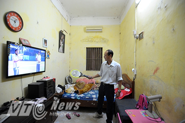 Rùng mình với cảnh muỗi bao vây nhà dân giữa lòng Hà Nội