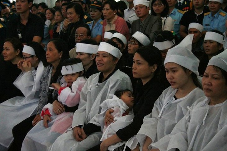 Có người còn bế con nhỏ khóc chồng tử nạn khi làm nhiệm vụ khiến người dự lễ truy điệu không khỏi ngậm ngùi.