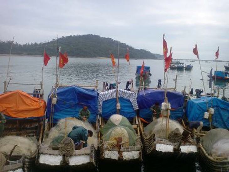 Những chiếc bè nhỏ ngư dân dùng đi đánh bắt sứa
