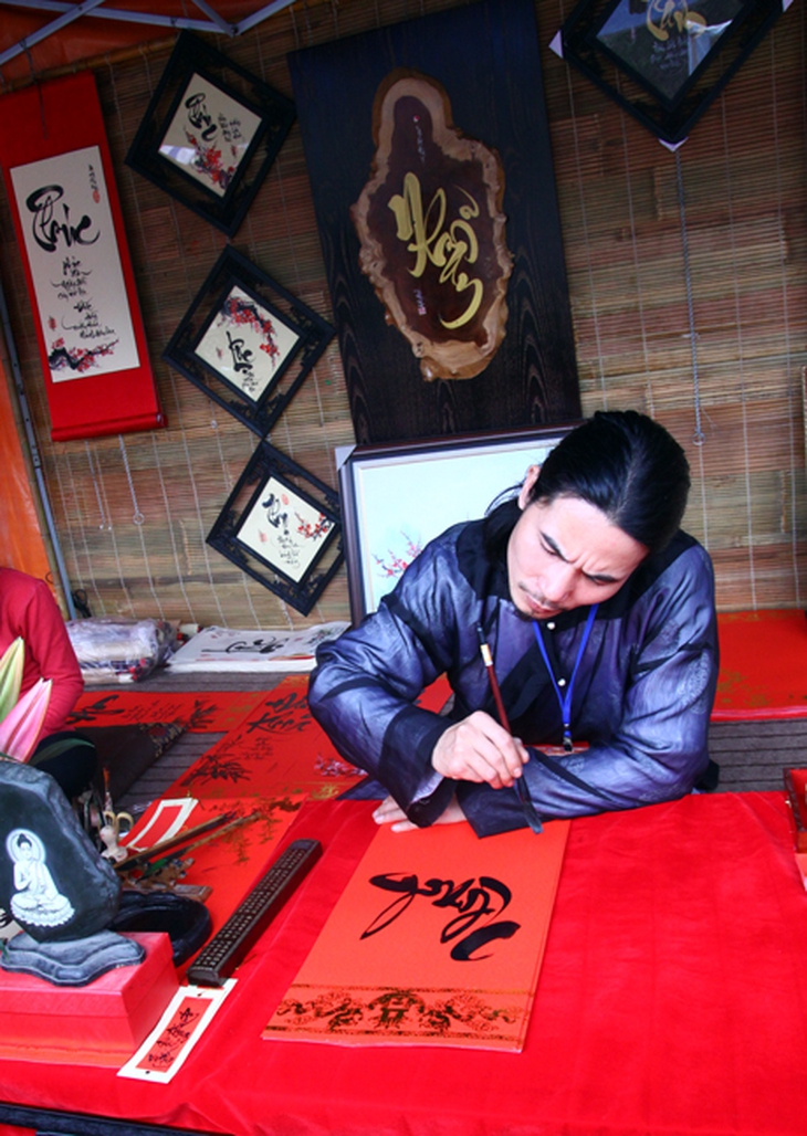 Các gian hàng ông đồ san sát nhau