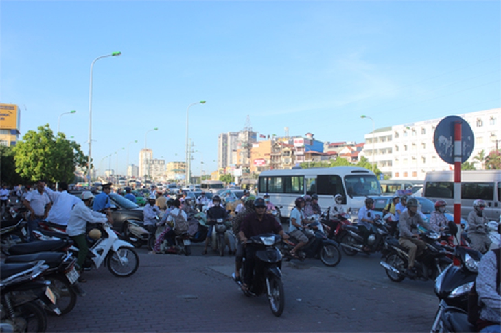 Đường Phạm Văn Đồng ùn tắc kéo dài