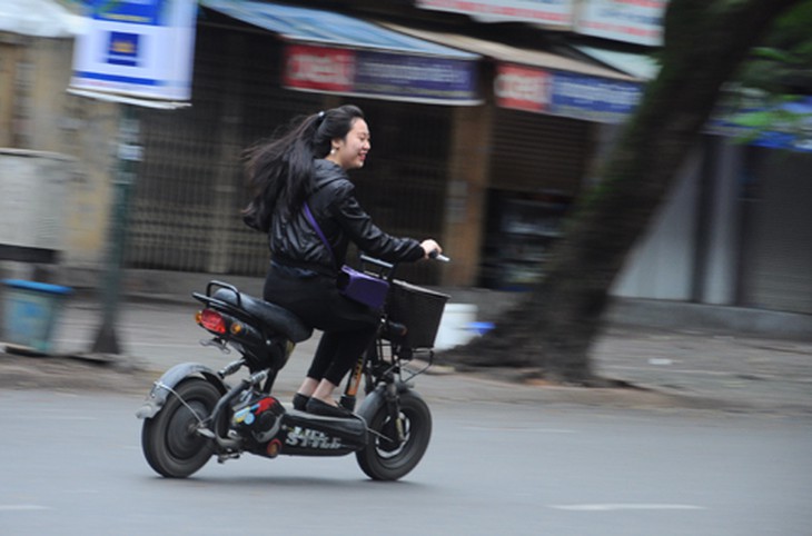 Một cô gái trẻ cố gắng phóng nhanh để tránh bị xử phạt