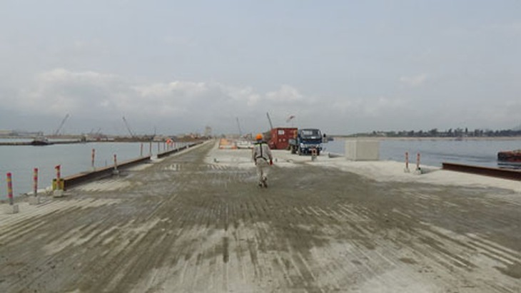 Một đoạn đê chắn sóng sau khi các hầm dìm được lắp ghép với nhau bao quanh cảng Sơn Dương