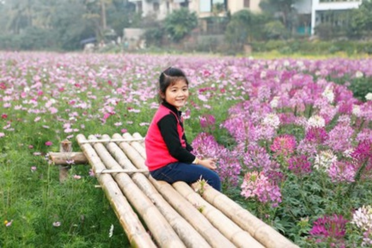Bé gái thích thú khi được bố mẹ cho đi vãn cảnh
