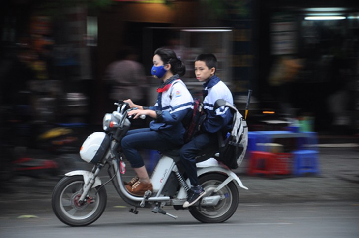 Hai chị em tới trường cùng không đội mũ bảo hiểm 