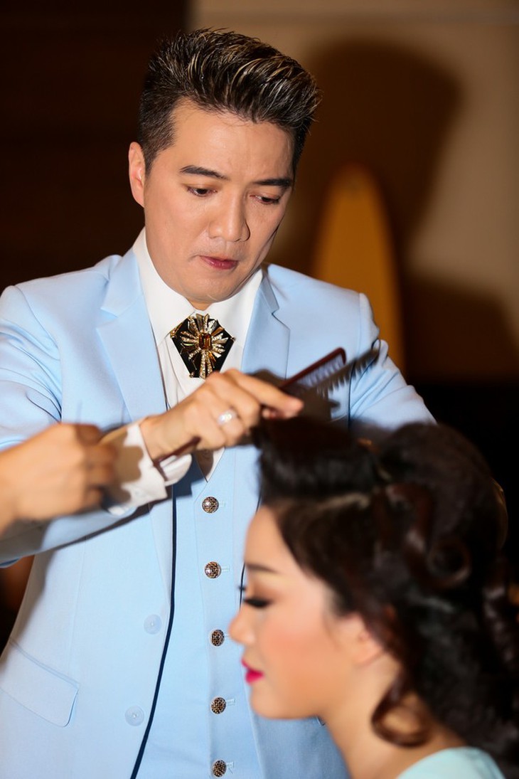 Không chỉ giúp Dương Triệu Vũ làm tóc, Mr. Đàm còn uốn tóc cho Phạm Thu Hà. Hà Phạm chia sẻ, cô cảm thấy rất xúc động trước sự quan tâm của người anh. Trong đêm liveshow, Phạm Thu Hà song ca với Mr. Đàm một bài và hát solo một bài.