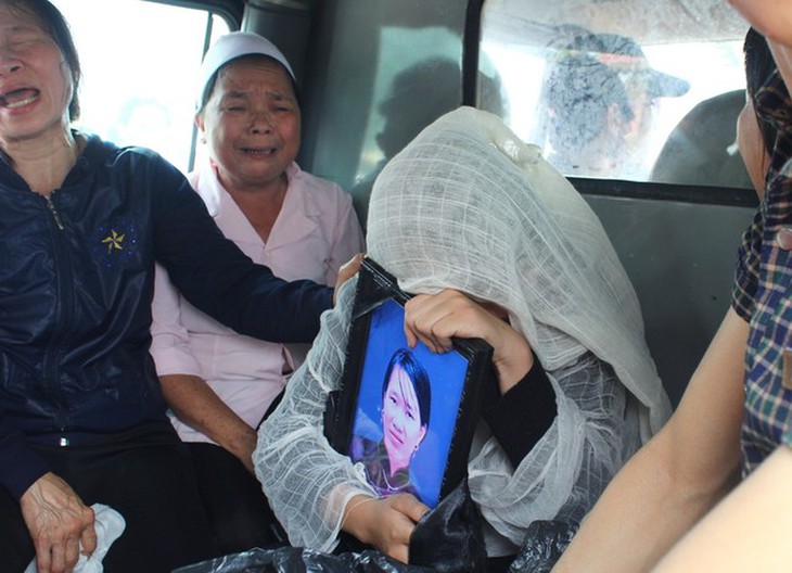 Anh khóc bên quan tài cha, em khóc bên quan tài mẹ