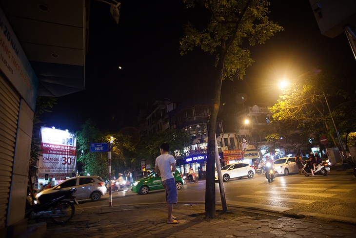 Đến khoảng 19h40, mặt trăng hoàn toàn với màu đỏ