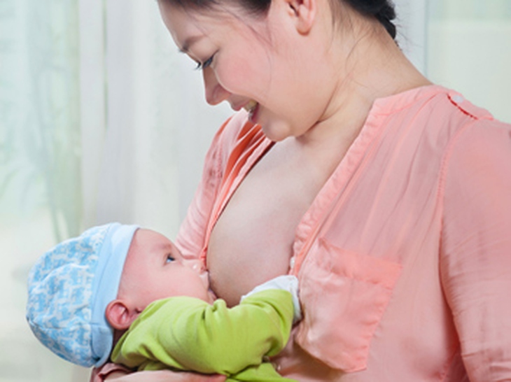 Nếu bị bệnh mẹ vẫn có thể dùng loại thuốc dành cho bà mẹ cho con bú và vẫn tiếp tục cho bé bú mẹ (ảnh minh họa)