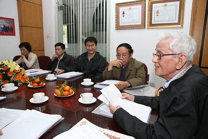 Nhà báo Hữu Thọ cùng hội đồng giám khảo nhận xét các bài viết cuộc thi Sự hy sinh thầm lặng lần 3