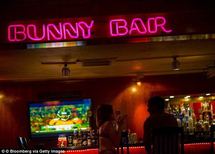 Moonlite Bunny Bar, nhà thổ hợp pháp nơi Sarah đang làm việc