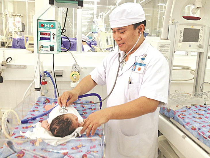 TS.BS.Vũ Tề Đăng đang thăm khám cho một trẻ sơ sinh