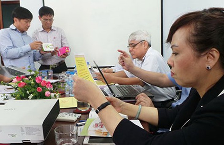 Bộ trưởng Bộ Y tế Nguyễn Thị Kim Tiến cùng đoàn công tác của Bộ Y tế làm việc tại một cơ sở vi phạm về quảng cáo thực phẩm chức năng ở Tp Hồ Chí Minh