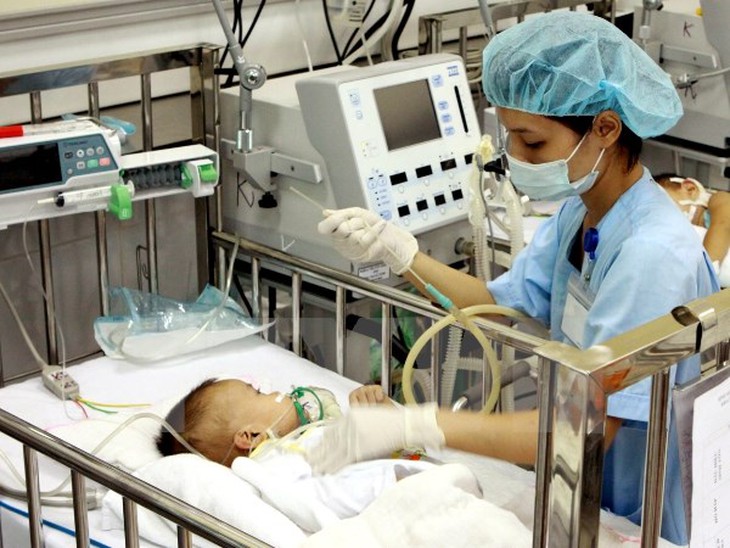 Nhân viên y tế chăm sóc cho trẻ đang điều trị tại BV Nhi TW  (Ảnh mang tính chất minh họa) Ảnh TTXVN