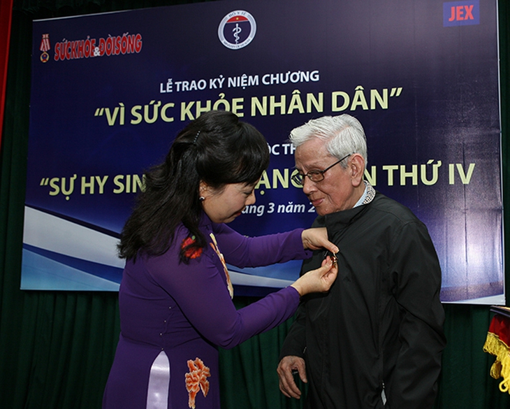 Bộ trưởng Bộ Y tế đã tặng kỷ niệm chương “Vì sức khỏe nhân dân” cho nhà báo Hữu Thọ trong lễ tổng kết cuộc thi Sự hy sinh thầm lặng lần thứ 3