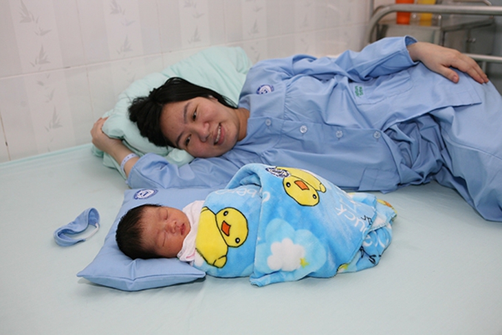 Sản phụ và trẻ sơ sinh trong bộ đồng phục với mầu xanh dịu mắt và chất liệu vải mềm mại. Ảnh: TM
