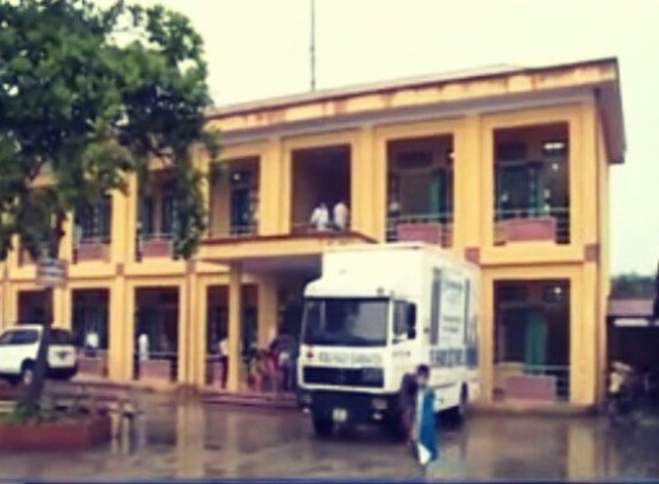 Xe lưu động của Viện Sức khỏe nghề nghiệp và môi trường cùng các y bác sĩ tiến hành khám và 
lấy mẫu xét nghiệm mức độ ngộ độc chì của người dân làng Đông Mai