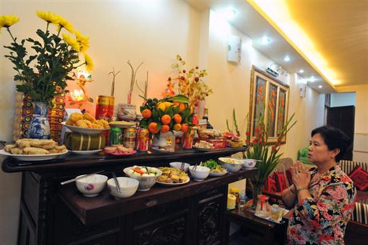Theo các nhà nghiên cứu, không nên mang các đồ đã cúng bái về bày bàn thờ. Ảnh: T.L
