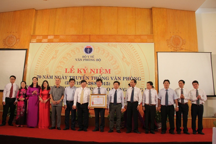 GS.TS. Nguyễn Viết Tiến – Thứ trưởng Bộ Y tế thừa ủy quyền của Chủ Tịch Nước trao huân chương lao động hạng 3 cho Văn phòng Bộ Y tế
Ảnh: moh.gov.vn