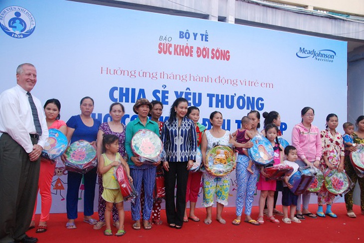 Ban tổ chức trao tặng quà cho bệnh nhi có hoàn cảnh khó khăn.