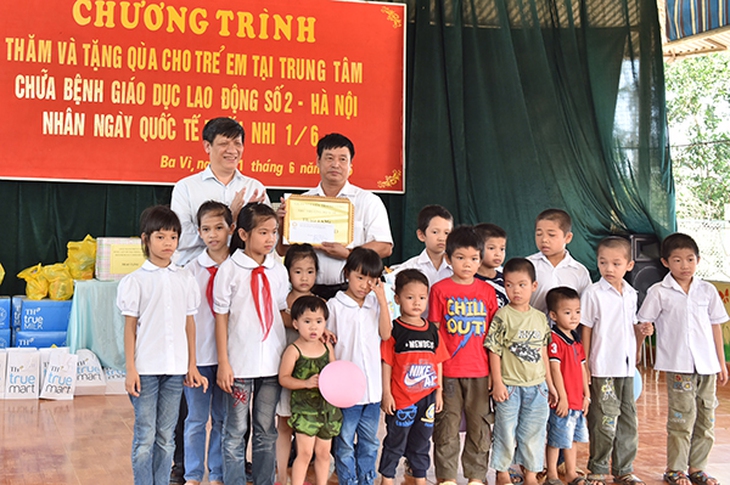 Thứ trưởng Bộ Y tế Nguyễn Thanh Long tặng quà cho các cháu tại Trung tâm số II nhân ngày Quốc tế thiếu nhi 1/6/2015.