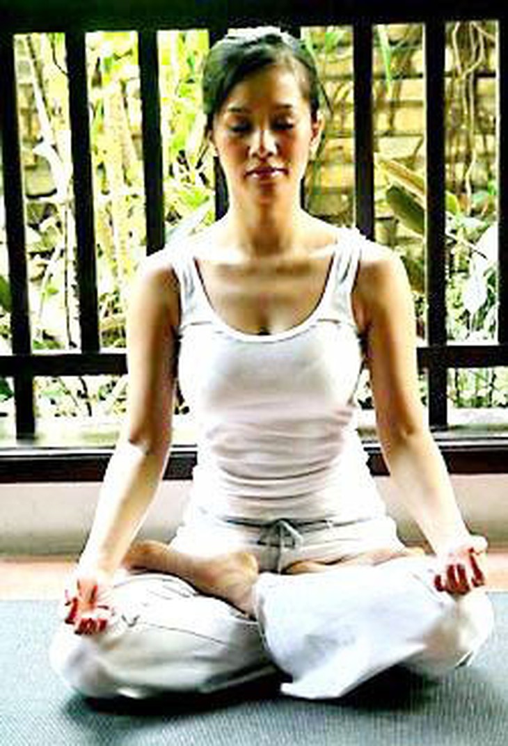 Theo Hồng Nhung, yoga có lẽ là môn tập tuyệt vời nhất cho phái nữ.